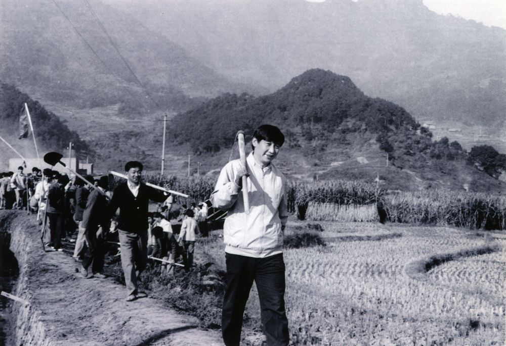 這是1989年，時任福建省寧德地委書記的習(xí)近平帶領(lǐng)地直機(jī)關(guān)千余名干部到寧德縣南漈水利工地參加清溝排障修整水渠勞動。新華社發(fā)
