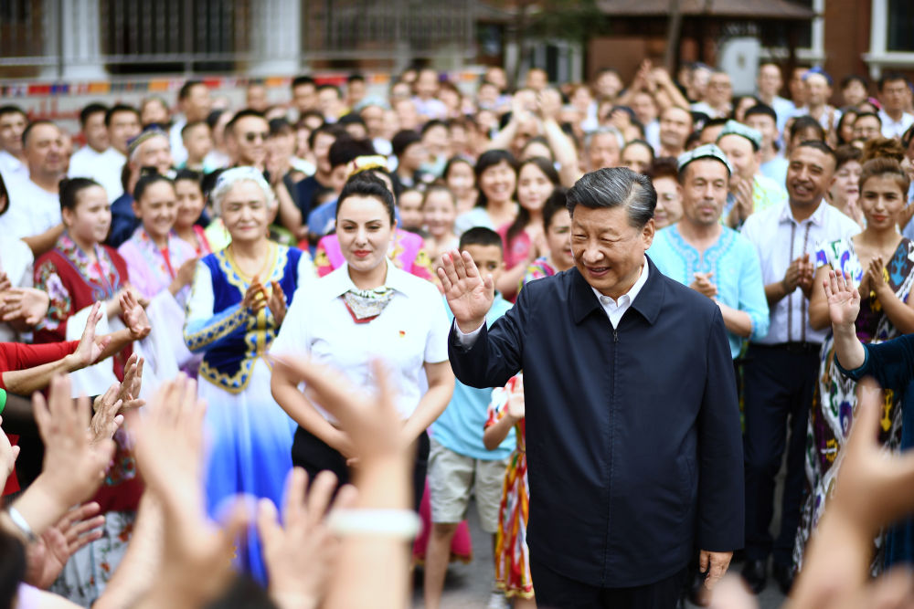 2022年7月13日，習(xí)近平在新疆維吾爾自治區(qū)烏魯木齊市天山區(qū)固原巷社區(qū)考察時，向各族群眾揮手致意。新華社記者 燕雁 攝