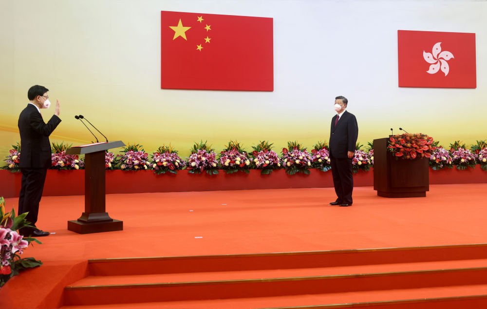 2022年7月1日，慶祝香港回歸祖國25周年大會暨香港特別行政區(qū)第六屆政府就職典禮在香港會展中心隆重舉行。習(xí)近平出席并發(fā)表重要講話。這是習(xí)近平監(jiān)誓，香港特別行政區(qū)第六任行政長官李家超宣誓就職。新華社記者 鞠鵬 攝