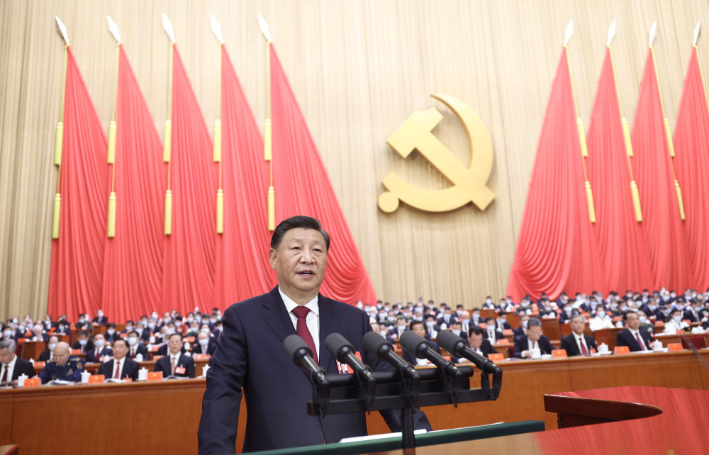2022年10月16日，中國共產(chǎn)黨第二十次全國代表大會在北京人民大會堂開幕。習(xí)近平代表第十九屆中央委員會向大會作報告。新華社記者 鞠鵬 攝