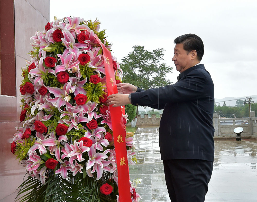 2016年7月18日，習(xí)近平在寧夏固原市西吉縣將臺堡向紅軍長征會師紀(jì)念碑敬獻(xiàn)花籃。新華社記者 李濤 攝