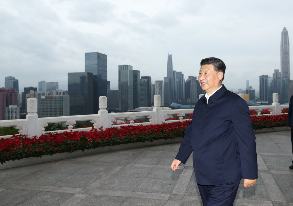 2020年10月14日，習(xí)近平在廣東省深圳市蓮花山公園遠(yuǎn)眺特區(qū)新貌。新華社記者 鞠鵬 攝