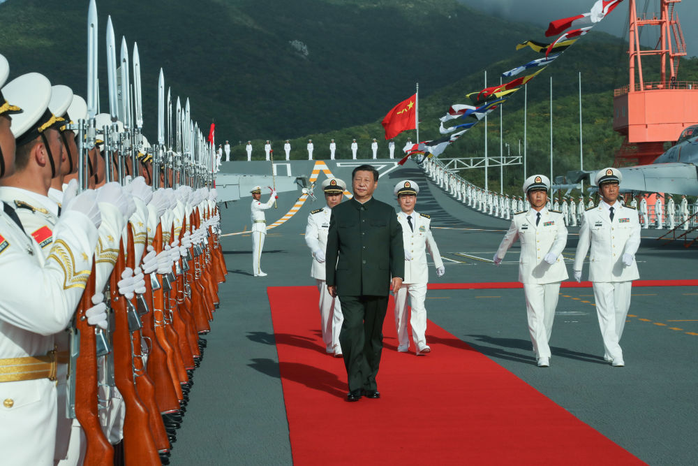 2019年12月17日，中國第一艘國產(chǎn)航空母艦山東艦在海南三亞某軍港交付海軍。習(xí)近平出席交接入列儀式并登艦視察。這是儀式結(jié)束后，習(xí)近平登上山東艦，檢閱儀仗隊。新華社記者 李剛 攝