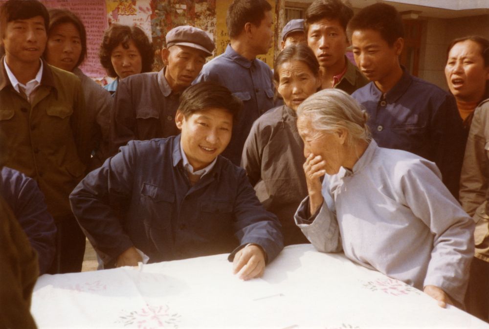 這是1983年，時任河北省正定縣委書記的習(xí)近平，臨時在大街上擺桌子聽取老百姓意見。新華社發(fā)