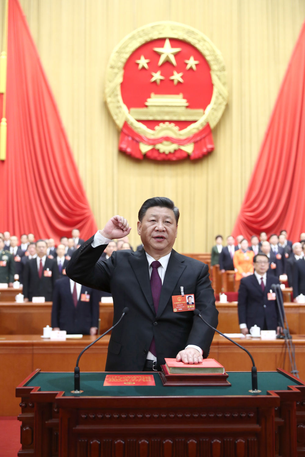 2018年3月17日，十三屆全國人大一次會議在北京人民大會堂舉行第五次全體會議。習(xí)近平當(dāng)選中華人民共和國主席、中華人民共和國中央軍事委員會主席。這是習(xí)近平進(jìn)行憲法宣誓。新華社記者 鞠鵬 攝