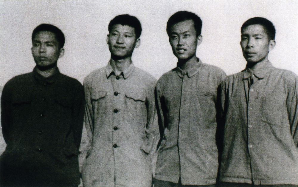 這是1973年上山下鄉(xiāng)時期，習(xí)近平(左二)在陜西省延川縣。新華社發(fā)