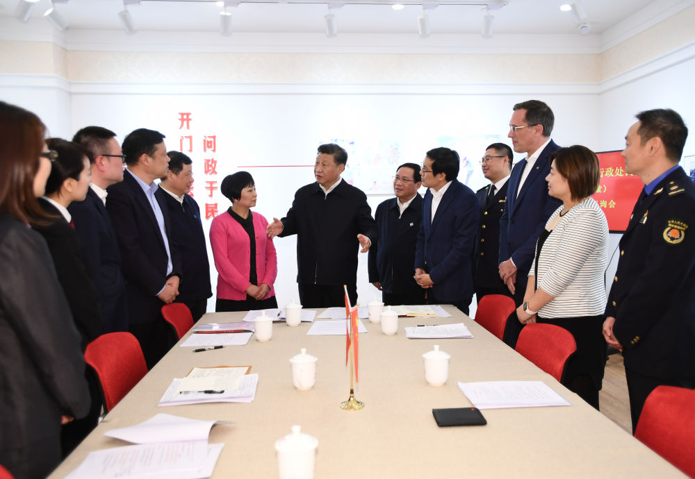 2019年11月2日，習(xí)近平在上海市長寧區(qū)虹橋街道古北市民中心，同參加法律草案意見建議征詢會的中外居民親切交談，詳細(xì)詢問法律草案的意見征集工作情況。新華社記者 謝環(huán)馳 攝