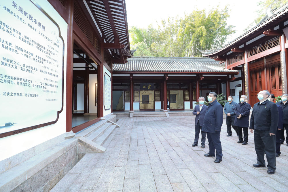 2021年3月22日，習(xí)近平在福建省南平武夷山朱熹園，了解朱熹生平及理學(xué)研究等情況。新華社記者 鞠鵬 攝