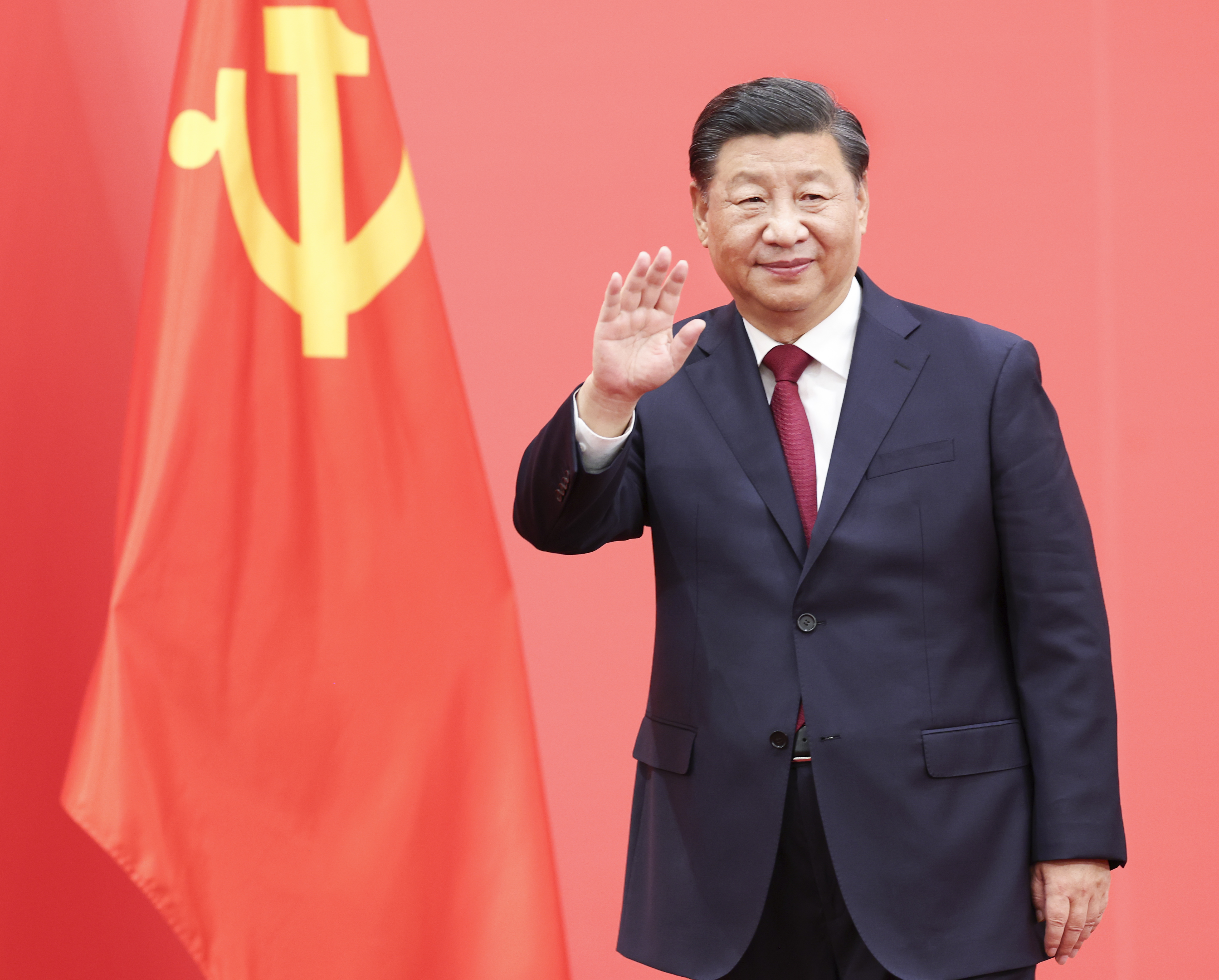 22年10月23日，剛剛在中國共產(chǎn)黨第二十屆中央委員會第一次全體會議上當(dāng)選的中共中央總書記習(xí)近平和中共中央政治局常委李強(qiáng)、趙樂際、王滬寧、蔡奇、丁薛祥、李希在北京人民大會堂同采訪中共二十大的中外記者親切見面。這是習(xí)近平向在場的中外記者揮手致意。新華社記者 龐興雷 攝