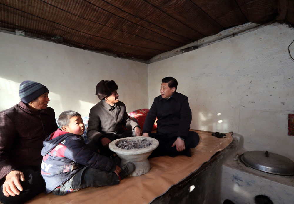 2012年12月30日，習(xí)近平在河北省阜平縣龍泉關(guān)鎮(zhèn)駱駝灣村看望唐榮斌老人一家。新華社記者 蘭紅光 攝